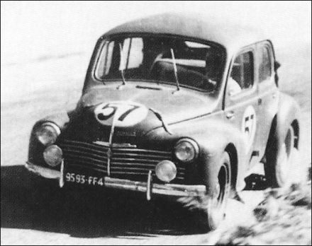 Camille Hardy i Maurice Roger – Renault 4 CV.